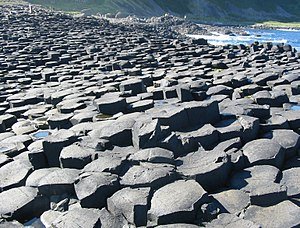 Die "Giant’s Causeway", 'n rotsformasie van vulkaniese oorsprong en een van Ierland se natuurwonders.